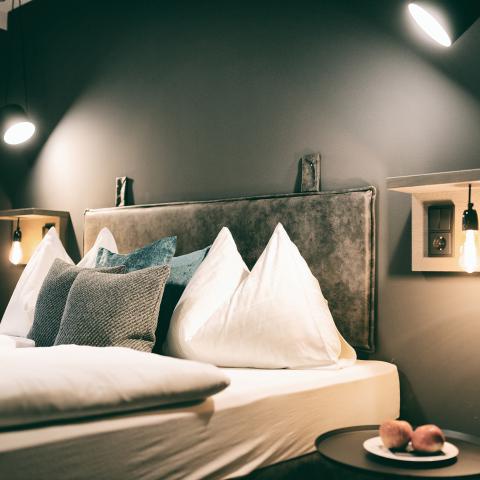 Suite Bett Detail Lampen