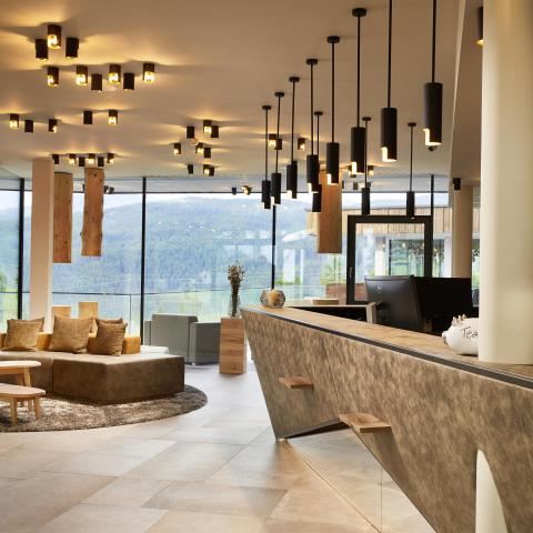 Rezeption Wellnesshotel Innenarchitektur Tirol